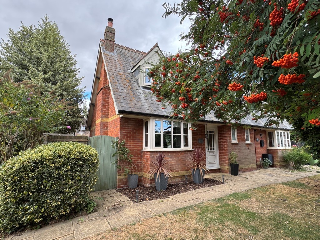 Lot: 195 - FREEHOLD TWO-BEDROOM SEMI-DETACHED HOUSE - A RESIDENTIAL INVESTMENT - Front of property